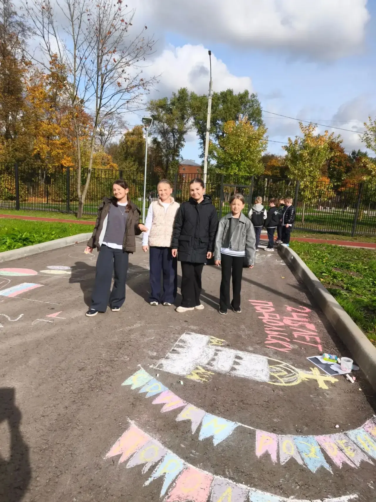 В нашей школе прошла творческая акция рисунков на асфальте, посвященная Дню города Подо...
