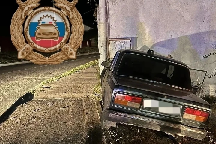 В Красноармейске «семерка» въехала в бетонное ограждение