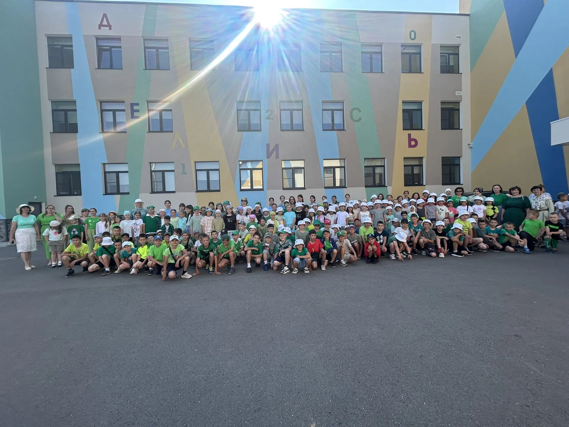 Доброе утро ☀️ "Не скучайте! Сегодня в лагере "Зеленый свет" вас ждут сюрпризы и много ...