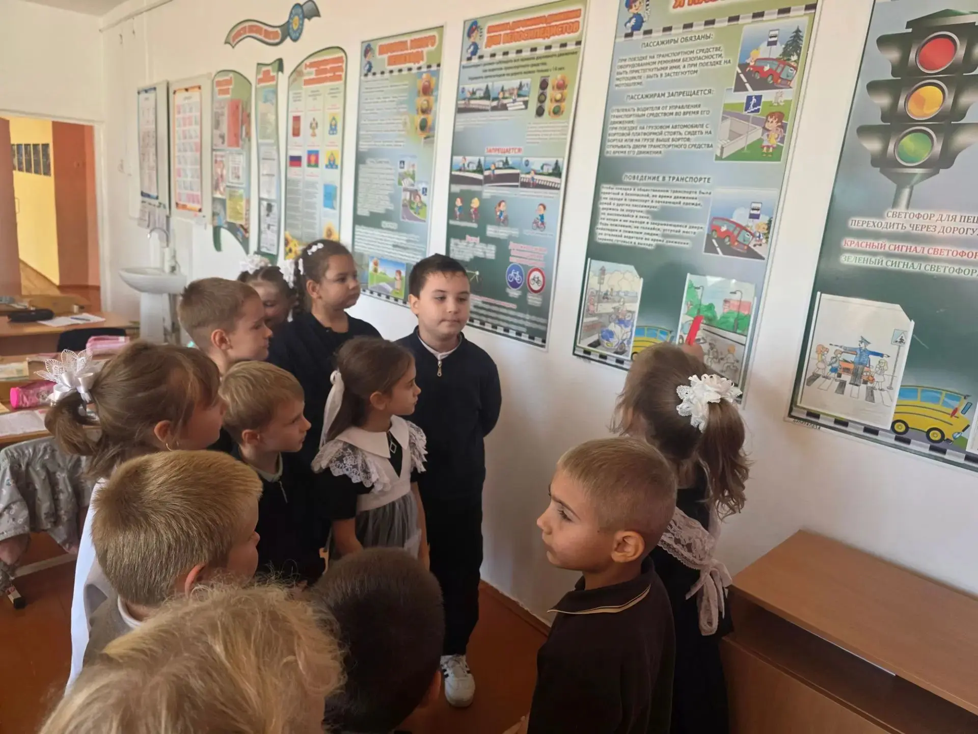 Занятие "Безопасные дороги" в 1 "А" классе