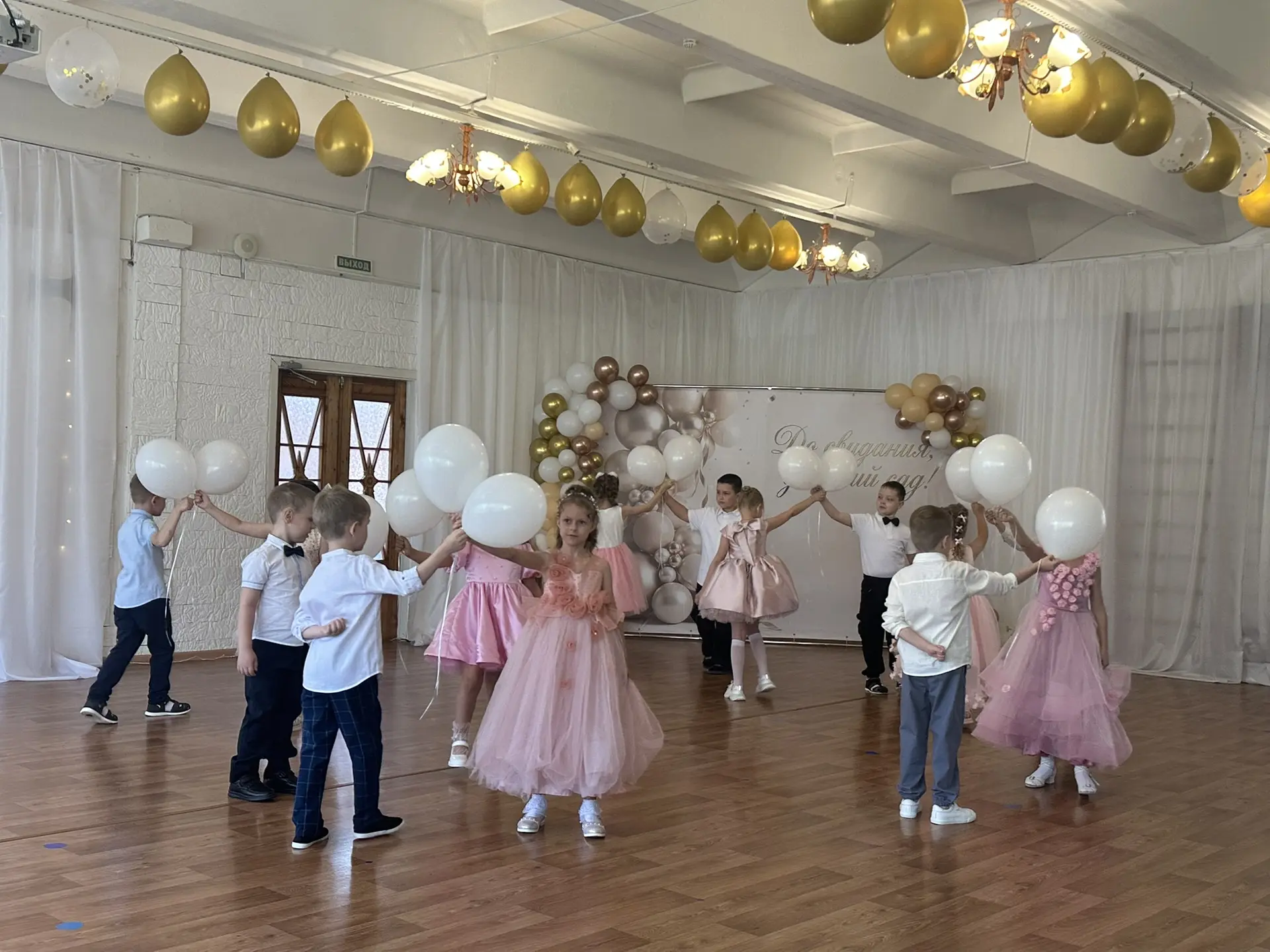 Дорогие наши выпускники, сегодня у вас выпускной, сегодня вы прощаетесь с детским садом...