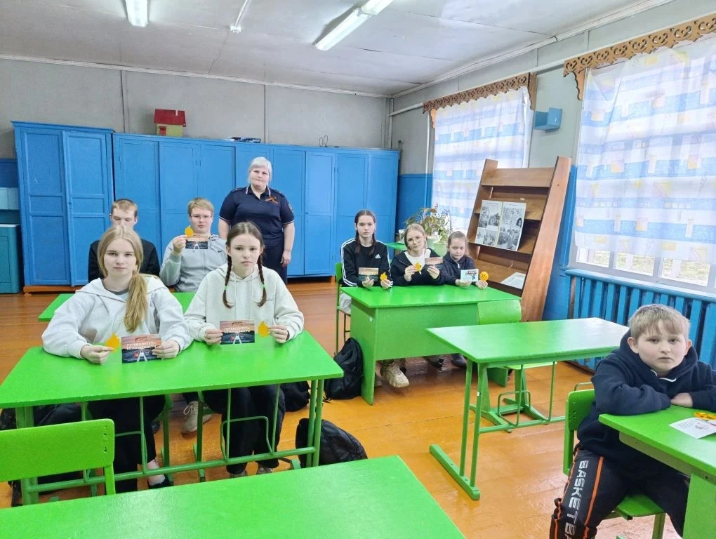 12 . 04 инспектор ГИБДД Попова С. С. провела беседу о безопасном поведении на дорогах, ...