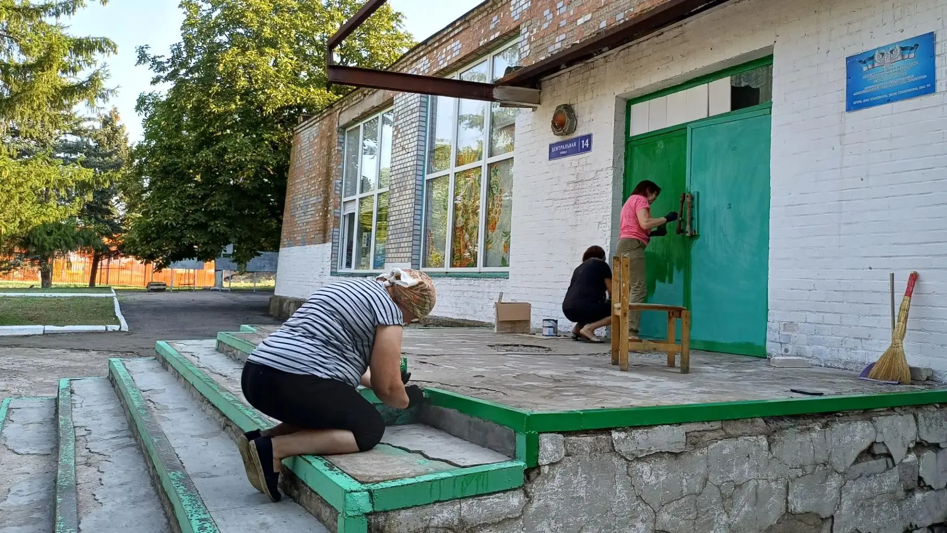 В чистый четверг в Михайловском СДК покрасили входные двери и порог.