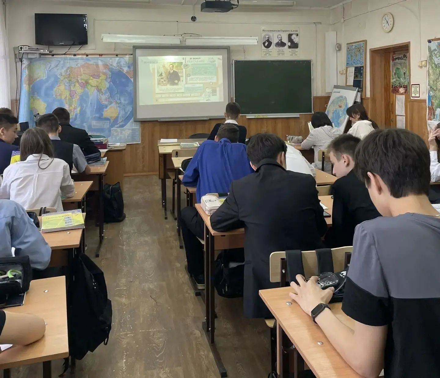 🌍 В нашем Лицее прошла просветительская акция — Географический диктант, организованный...