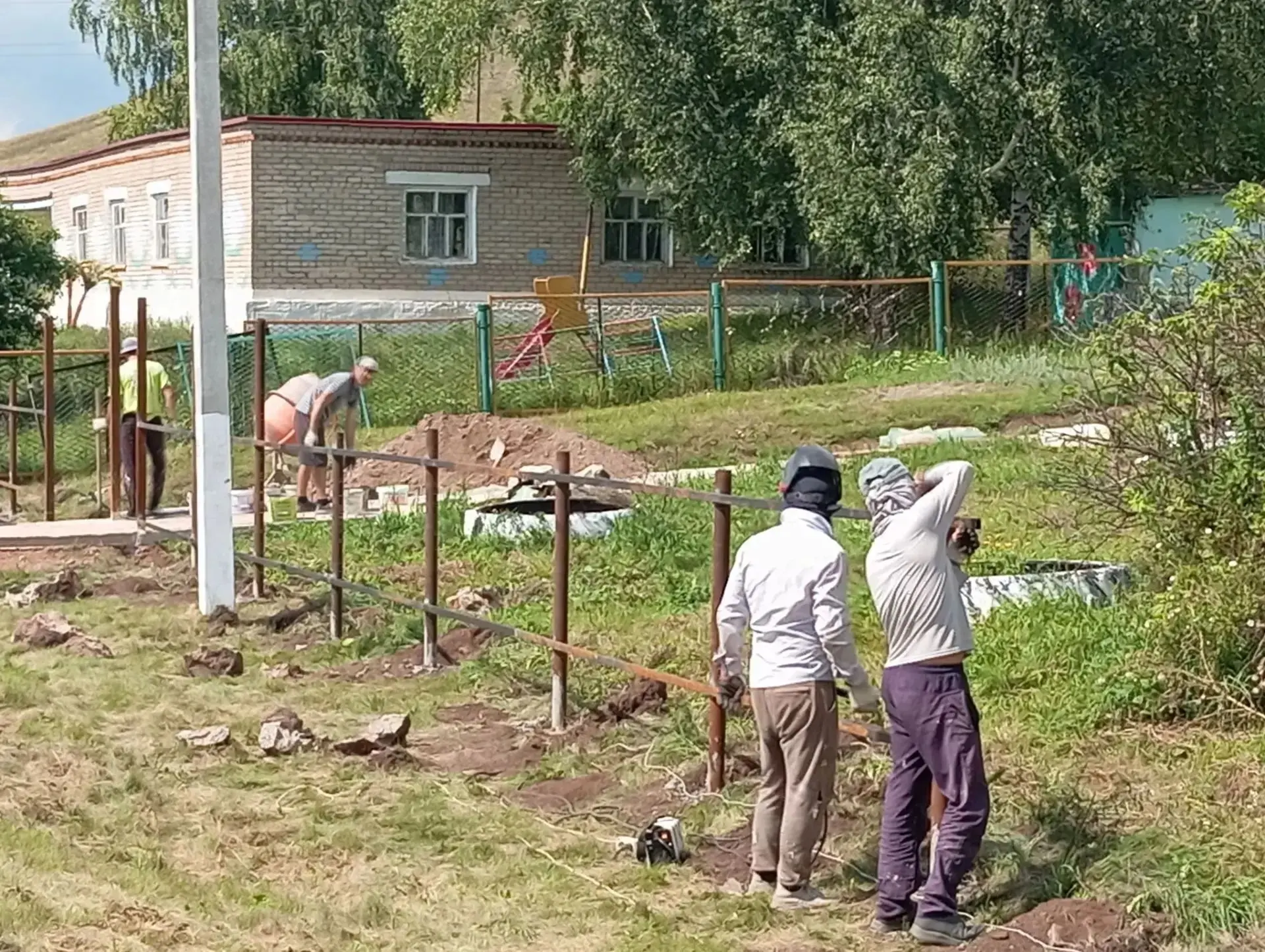 В селе Кабакуш завершились работы по замене старого забора на новое современное огражде...