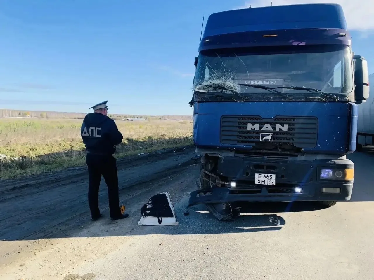 Пешеход погиб под фурой на трассе Тюмень - Екатеринбург: водитель грузового авто не смо...