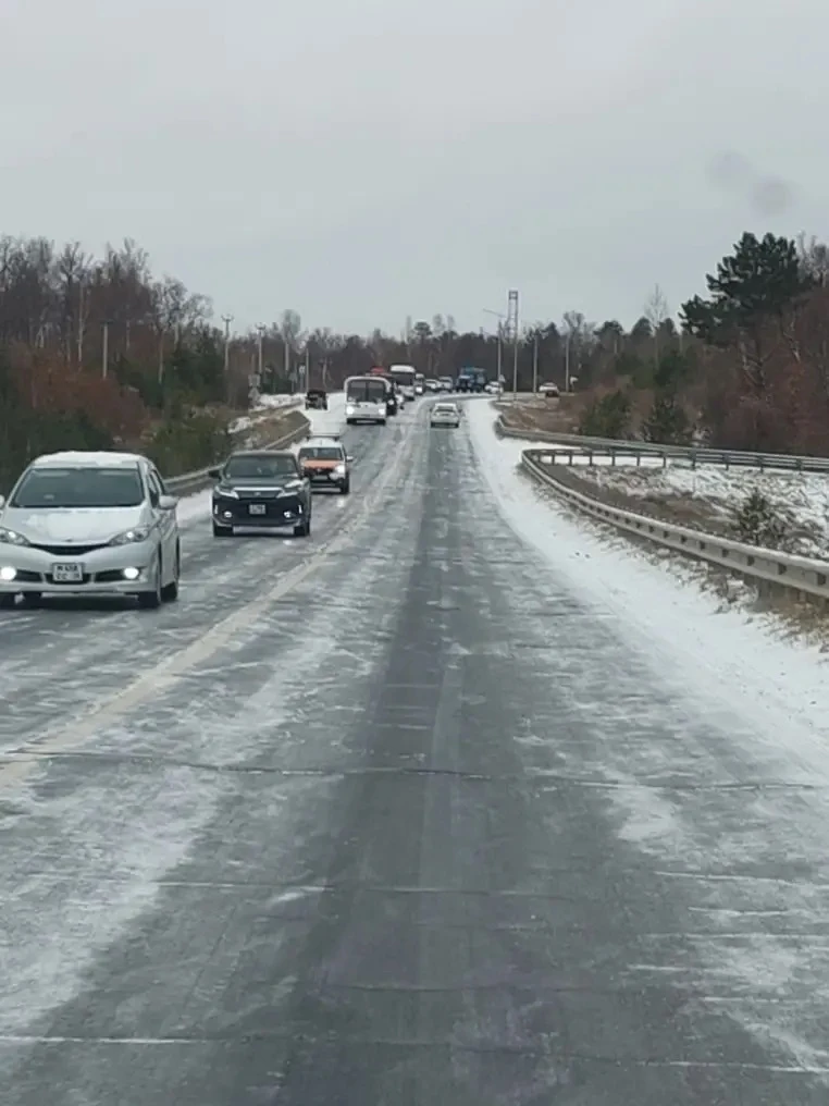 ❄️ Снег вернулся в Свободный  Погода снова устроила сюрприз — в городе и районе выпал снег.  🌨 Весна