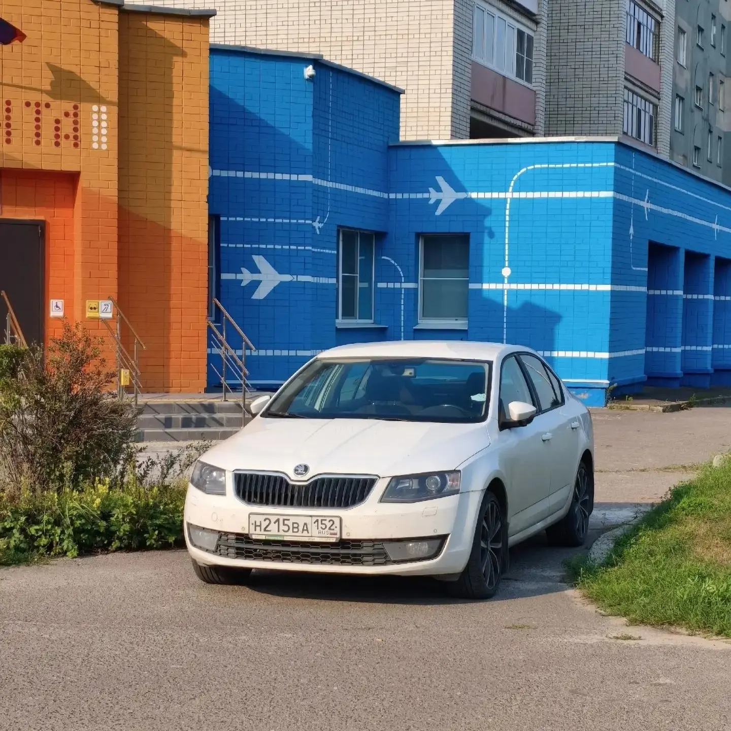 Двор по ул. Гоголя, 2. Машину постоянно паркуют на тротуаре — прохожим пройти негде. Хо...