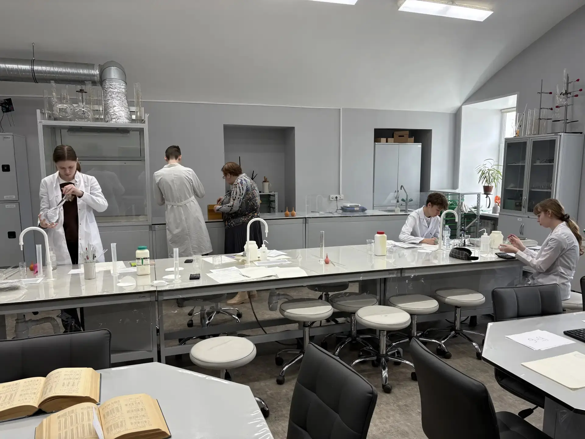 👩‍🔬 В центре «Минин-ПРО» 24 школьника 9-10 классов получили первую рабочую профессию — «Лаборант хим