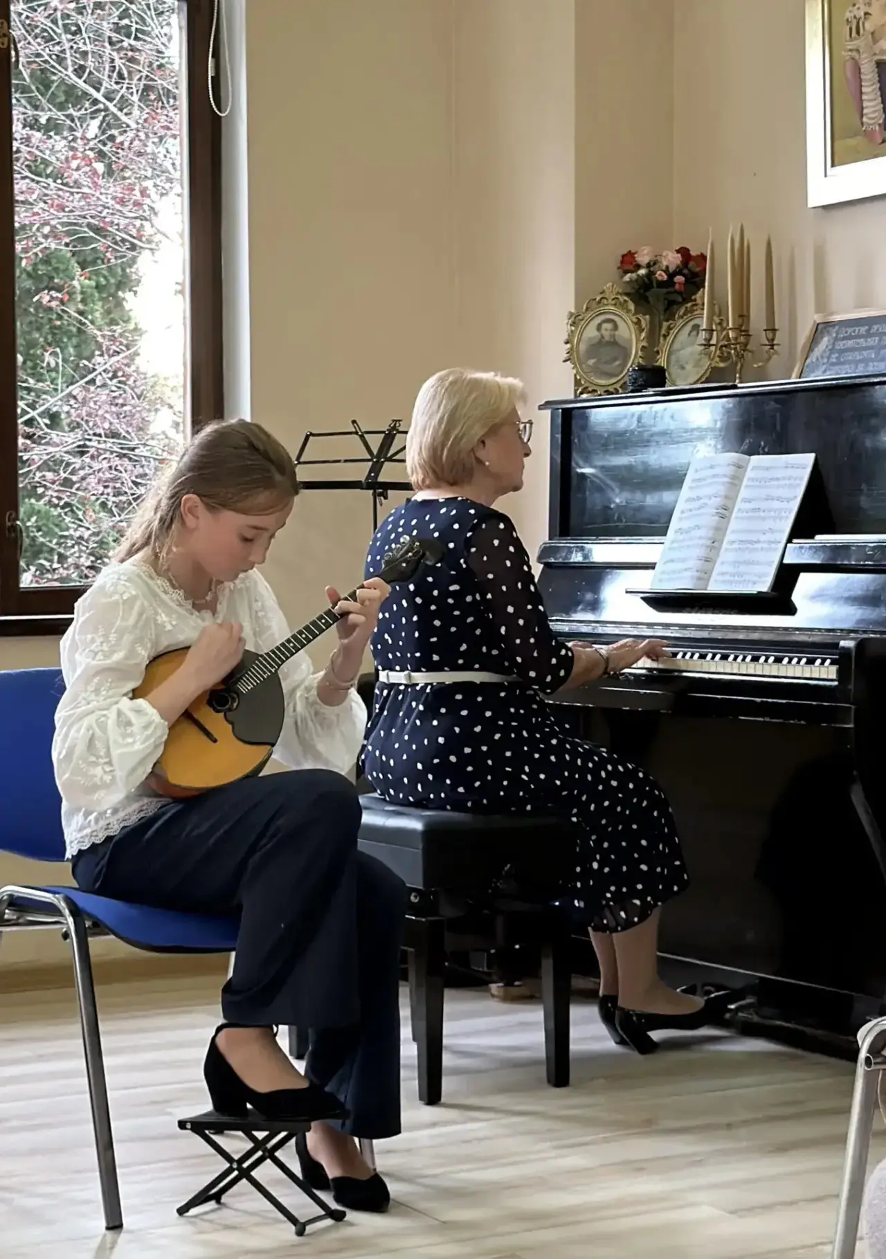 🎶 «Осеннее настроение»: ученица нашей школы выступила в библиотеке им. Пушкина