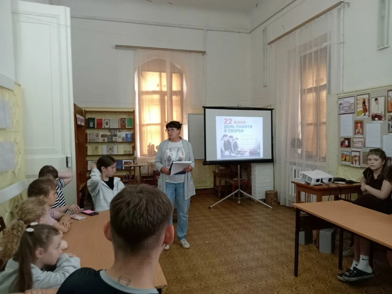 В детской библиотеке для ребят из летнего оздоровительного лагеря школы № 1 прошло меро...