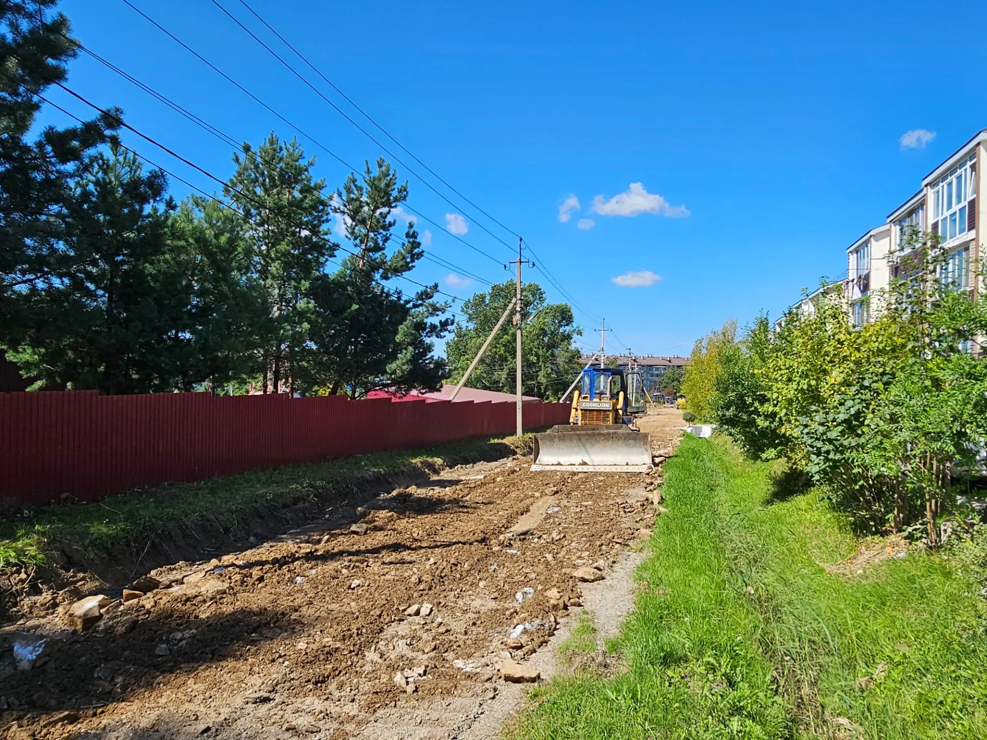 На улице Известковая завершаются дорожные работы. Сейчас на участке идёт отсыпка дорожн...