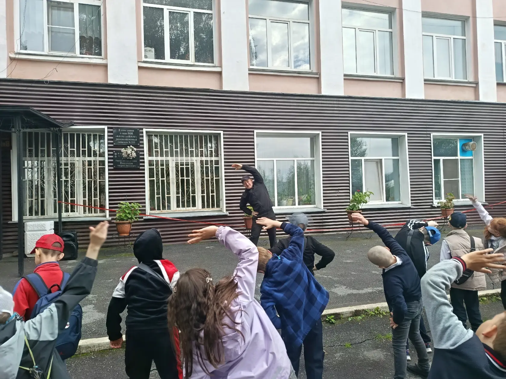 🏃‍♂ Ветеран МВД провёл зарядку для школьников Златоуста