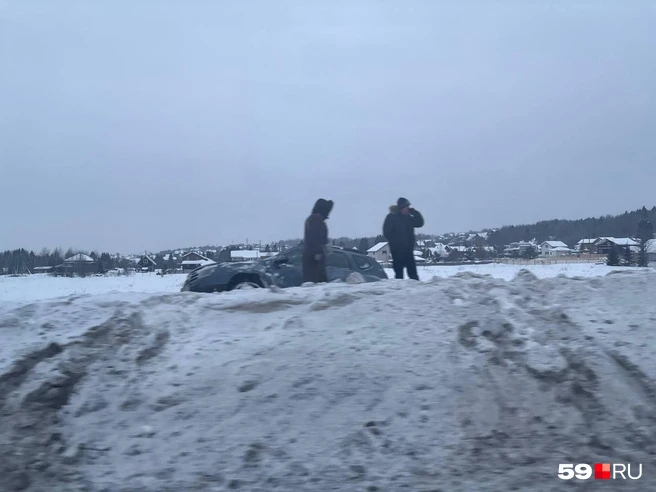 У Чусовского моста иномарка перелетела через полутораметровый сугроб и приземлилась за ...