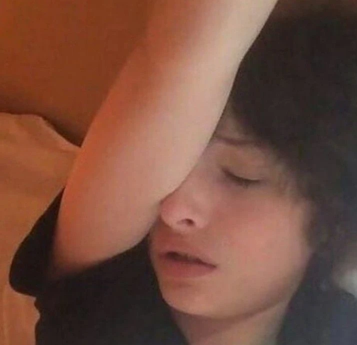Маленький Финн Вулфард уже засыпает 😴