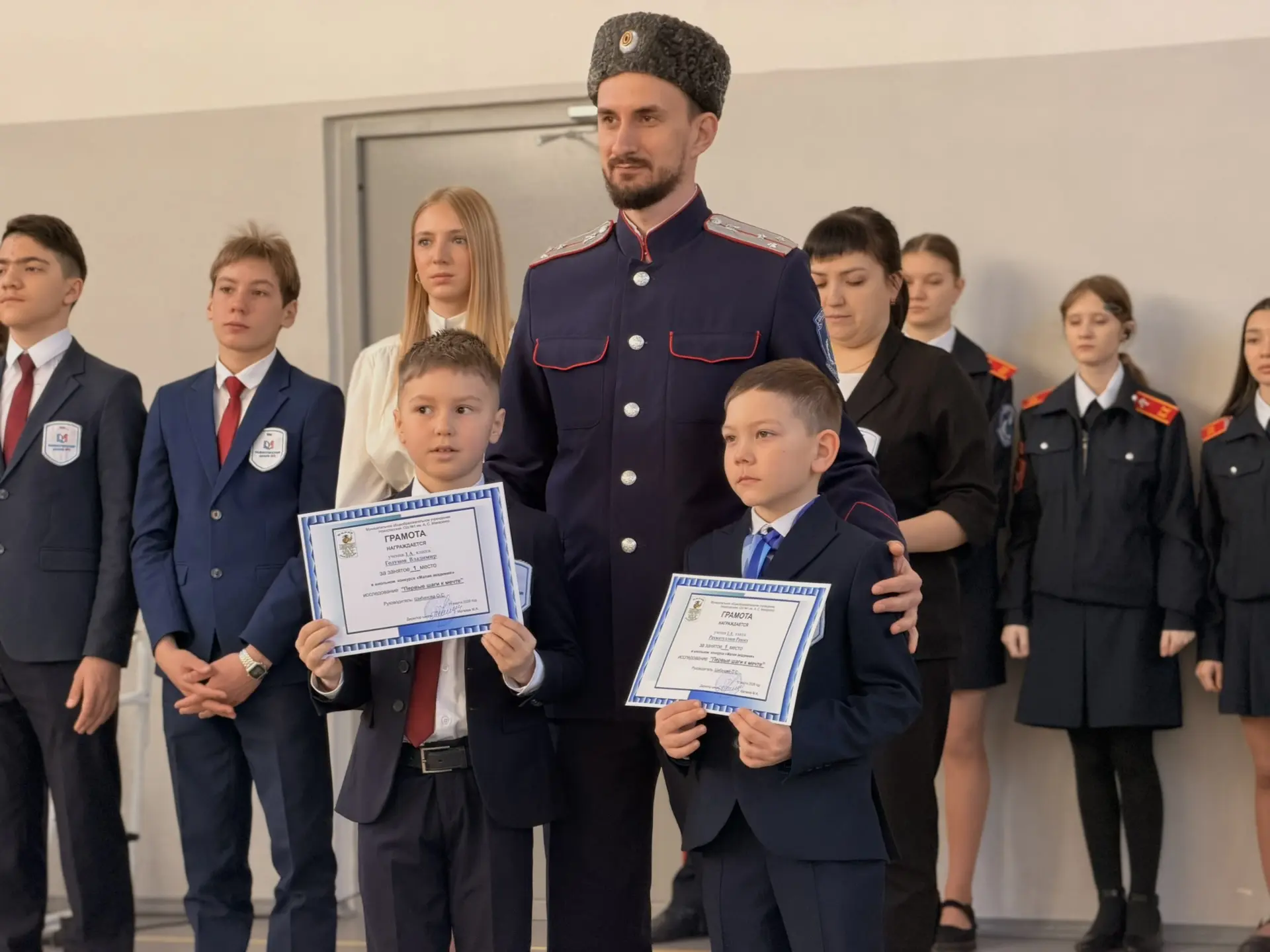 🏆СТАРТ НЕДЕЛИ ПОД ФЛАГОМ ПОБЕД!   Сегодня наша школа традиционно открыла новую учебную неделю торжес