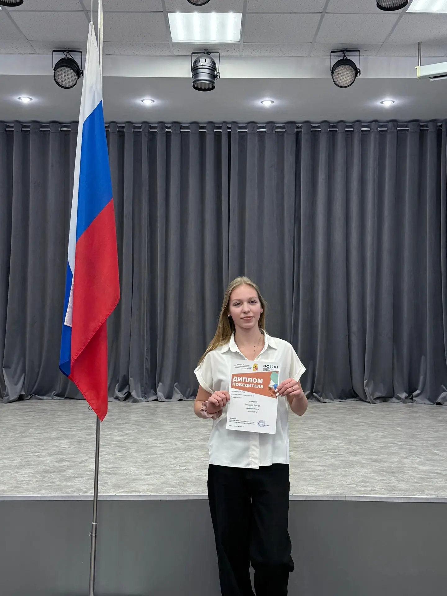 Торжественным поднятием флага началась новая учебная неделя    В понедельник в школе состоялась трад