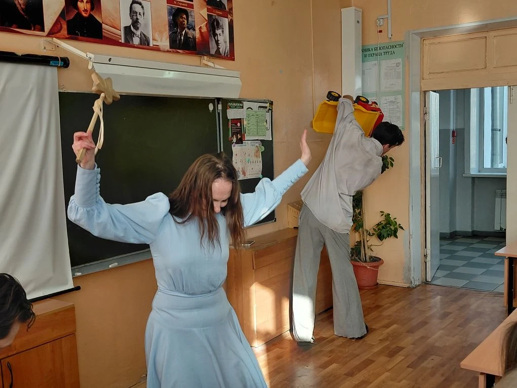 🎭 В нашей школе были гости 🎭  Наверняка вы узнаете некоторых из них 😉 Да, это артисты Амурского обла