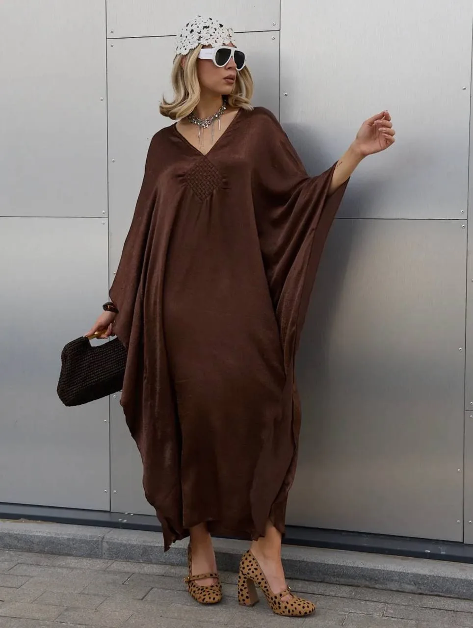 Платья oversize — это лёгкость, свобода движений и максимальный комфорт. 

Воздушная ткань красиво с