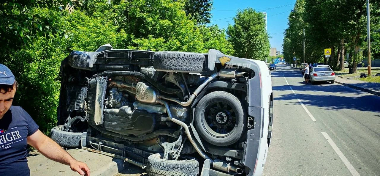 Range Rover перевернулся на бок в Дзержинском районе.

Как стало известно, машина на скорости заехал