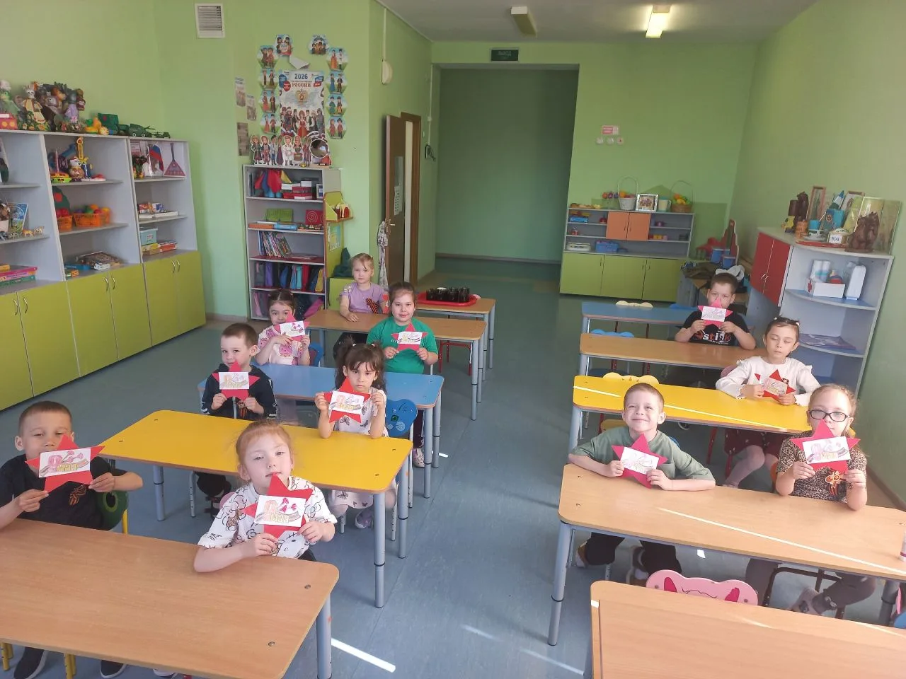 🎖️ В старшей группе прошло тематическое занятие по аппликации, посвящённое Дню Победы....