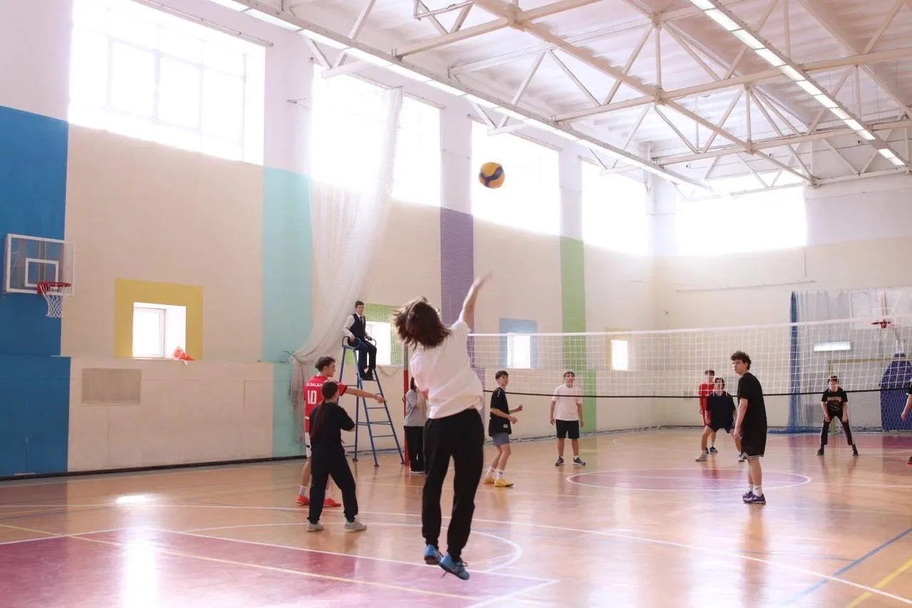🏐 В гимназии состоялись соревнования по волейболу среди 9-х классов  Яркие игры прошли в большом спо
