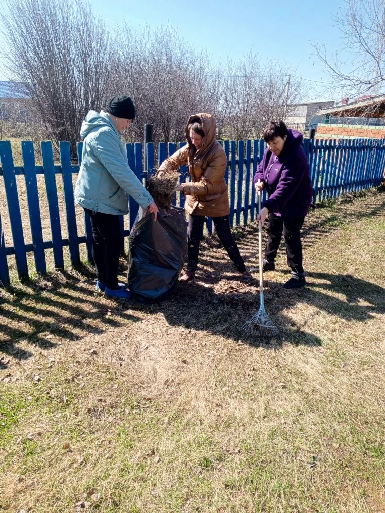 Продолжается на уборка на территории детского сада.
#ЭкоВесна
#Средник
