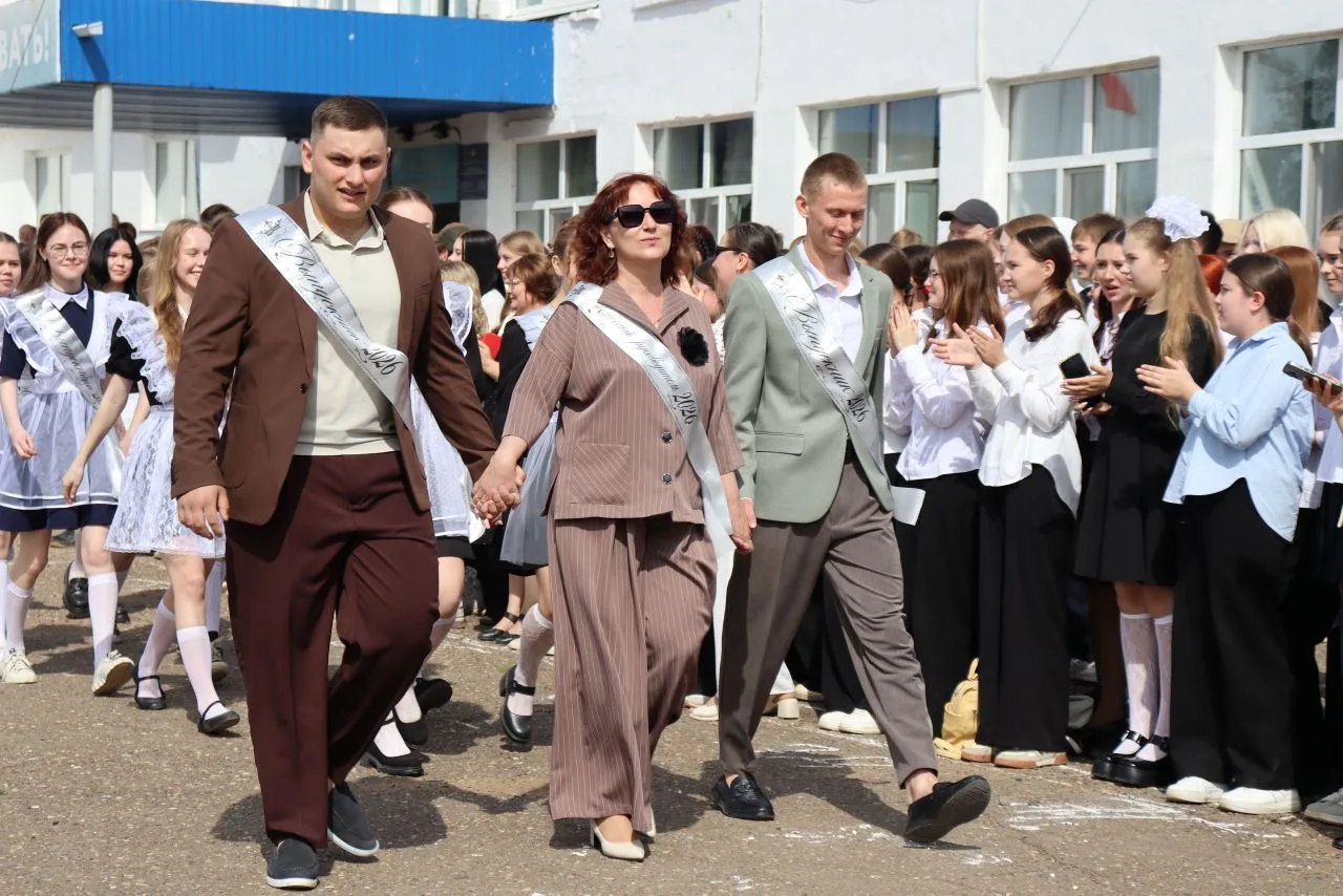 🛎 Слышите? Это звучит последний звонок… 
 
Для наших выпускников сегодня особенный день: последний 