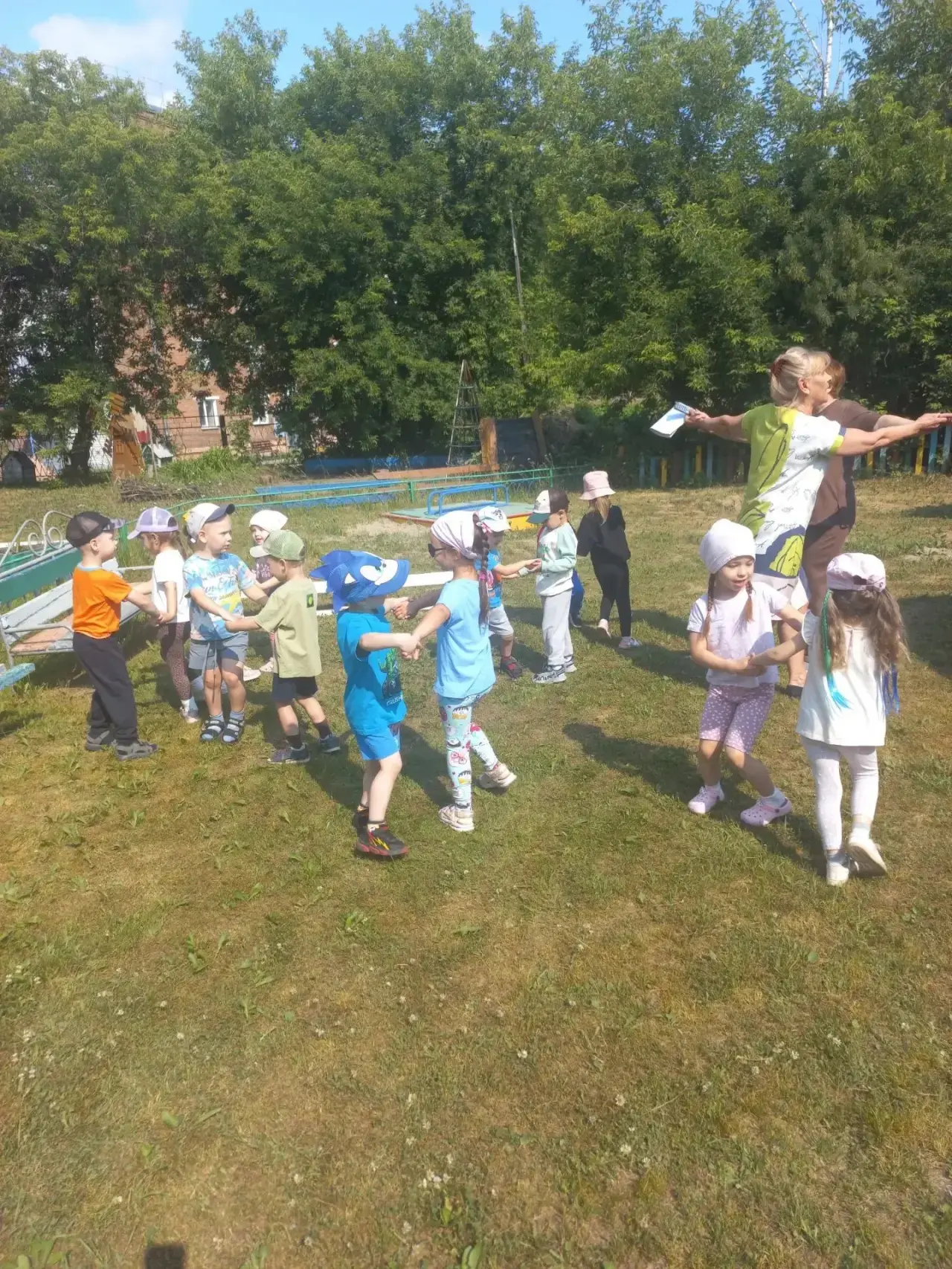 В младшей  группе прошел праздник «Я и мои друзья» 🏃‍♀️🏃‍♂️🏃‍➡️🏃‍➡️
 Дети пели песни, танцевали 