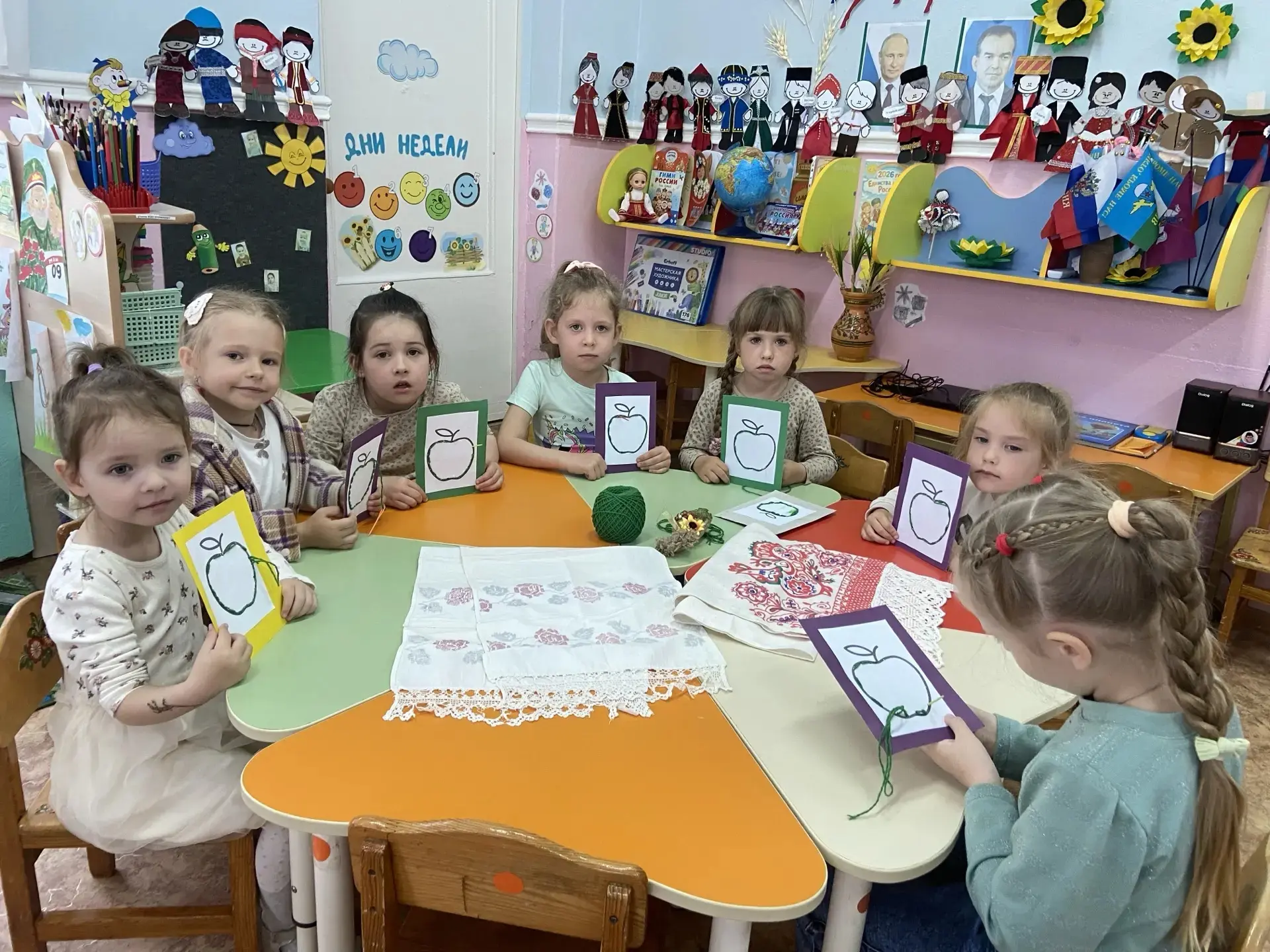 В группе "Солнышко",  девочки  учились вышивать. Это было необычное занятие - женские с...