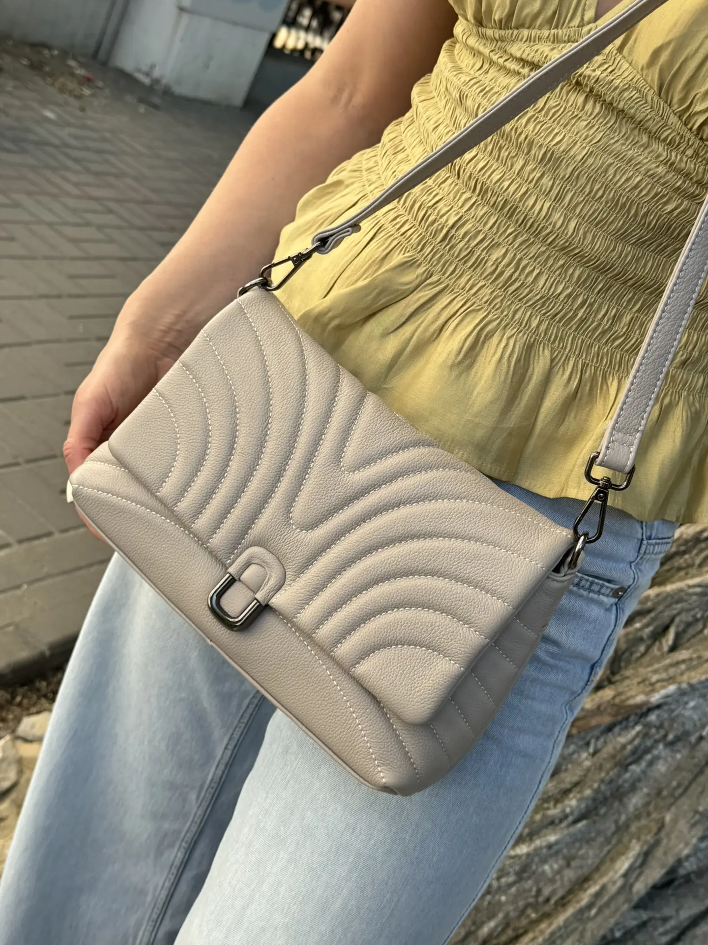 Бежевый 👡

* стоимость: 5750₽, нат.кожа
* размер: 27(26)*17*7.5
* цвета: желтый, оранжевый, пурпур,
