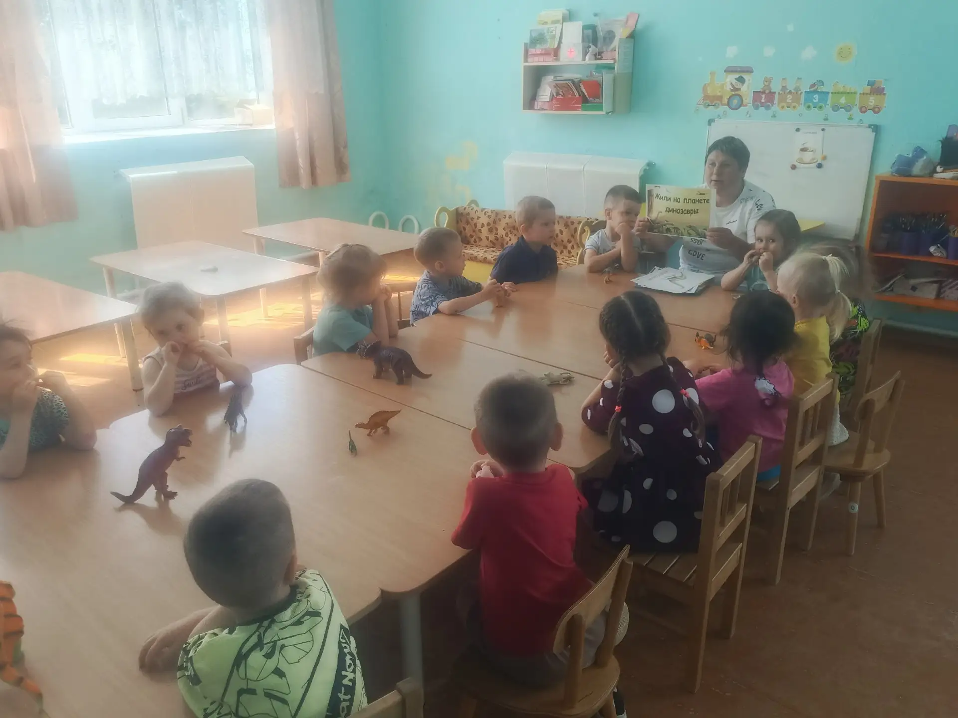 Во второй младшей группе "Одуванчик" прошло тематическое занятие, посвященное древним обитателям пла