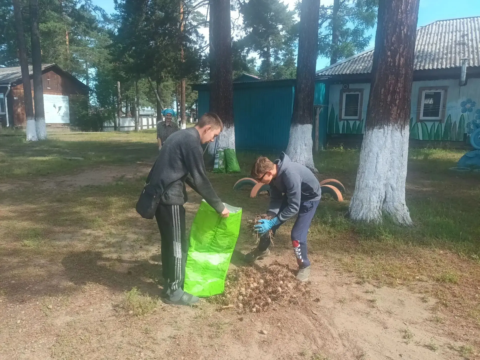 🧹 «Чистый двор»: маленький вклад — большая польза! 🧹

Ребята приняли участие в трудовом десанте «Ч