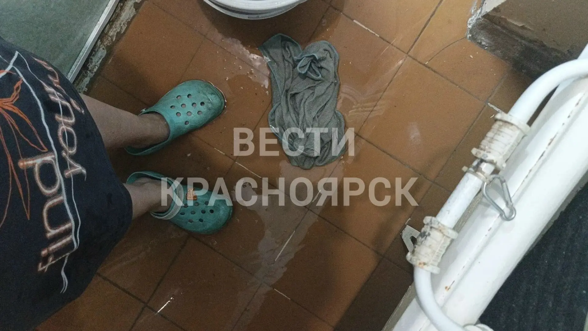 В Ачинске из-за порыва канализации стоками затопило квартиру