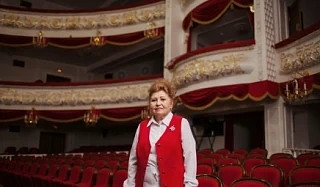 Билетер службы зала в театр