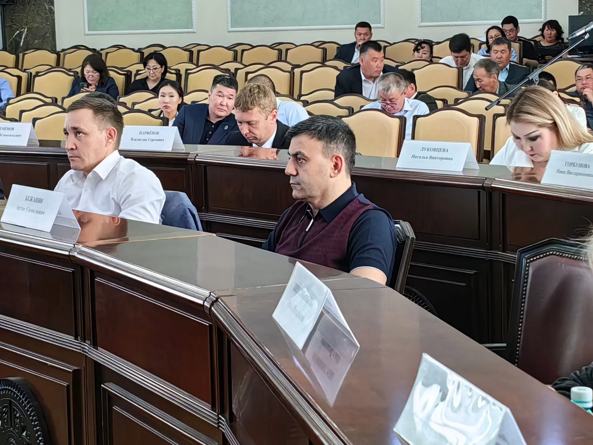 Депутат Якутской гордумы Артак Бежанян все чаще участвует в сессиях. Напомним, что ранее он был на з