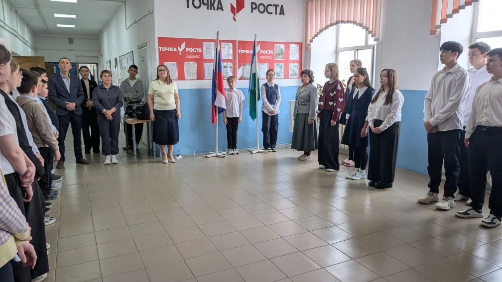 Новая учебная неделя традиционно началась с выноса Государственного флага Российской Федерации и фла