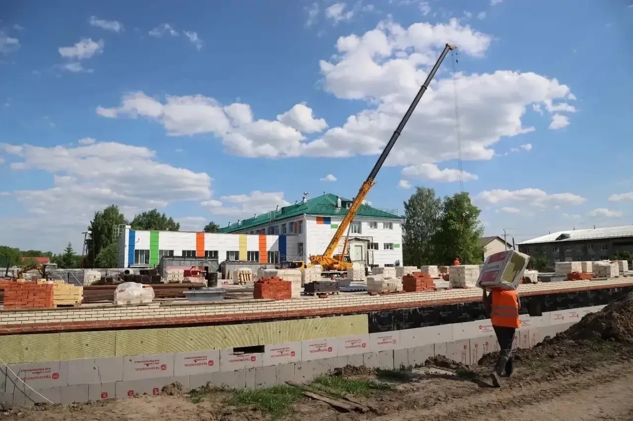 Дмитрий Захаров:  🏗️Объезжаю стройки школ. Сегодня — Вурнарская СОШ №1, пристрой на 400 мест.   👉Объ