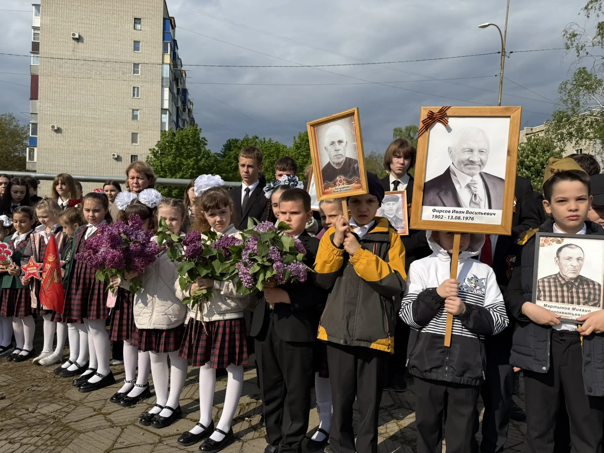 Сегодня в нашей гимназии прошла трогательная торжественная линейка «Бессмертный полк» 🕊️🇷🇺  На этих 
