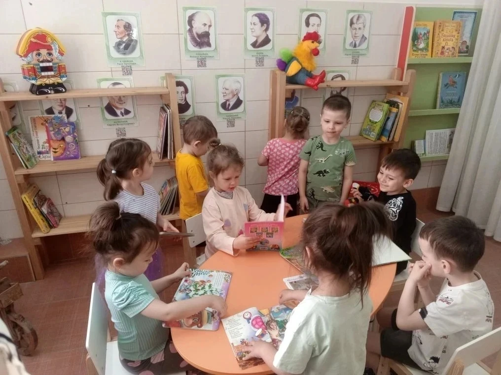 "🫂Раз, два,три, четыре Мы считалочку учили. Мама в доме подметает, Папа сказки нам читает, Вяжет баб