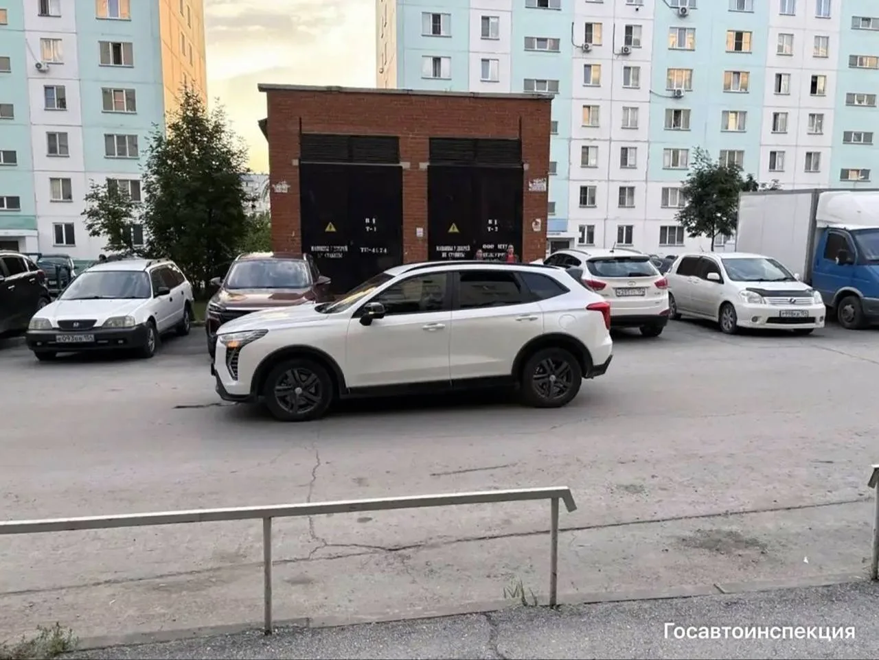 Ребенка на самокате сбила Haval Jolion на Высоцкого

Вчера вечером во дворе дома 41/3 по улице Влади