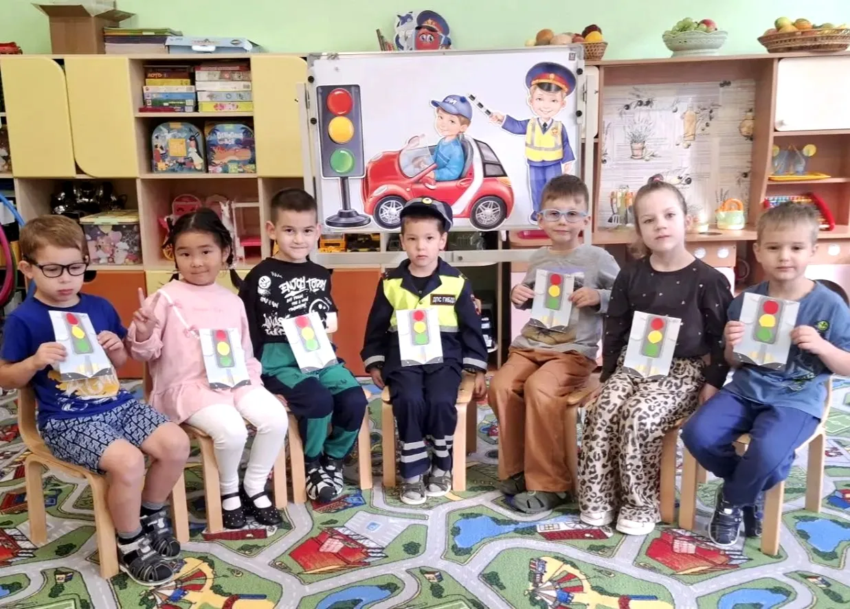 🚦 Наши юные мастера из группы «Звёздочка» сделали аппликацию светофора! 🚦