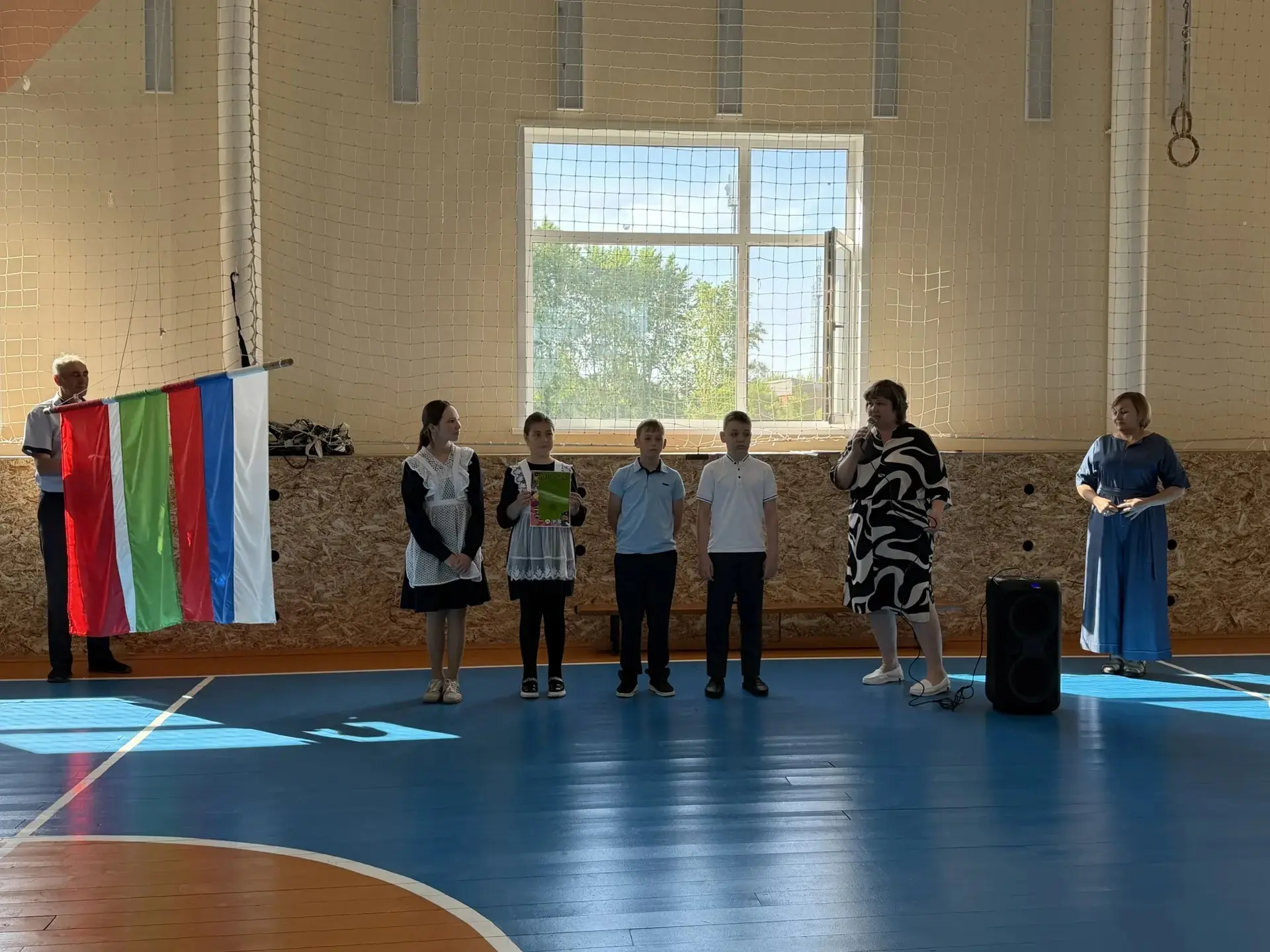 Понедельник начали с торжественной линейки, поднятия флагов и награждения учащихся.