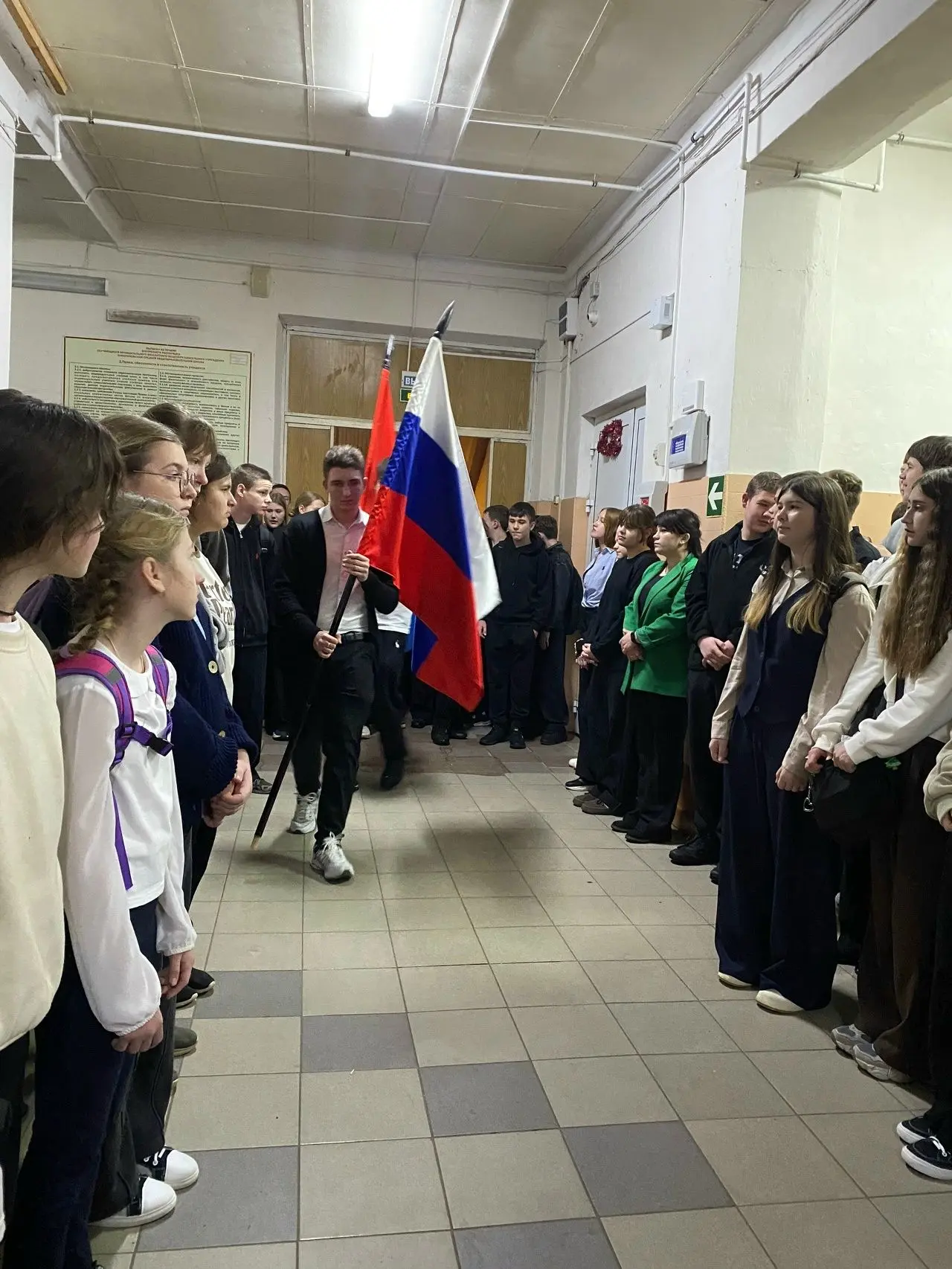 🇷🇺 Первая учебная неделя в новом году в нашей школе началась с традиционной линейки, ...