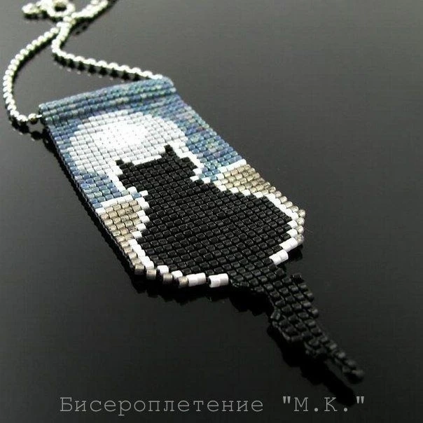 Кошка на фоне луны