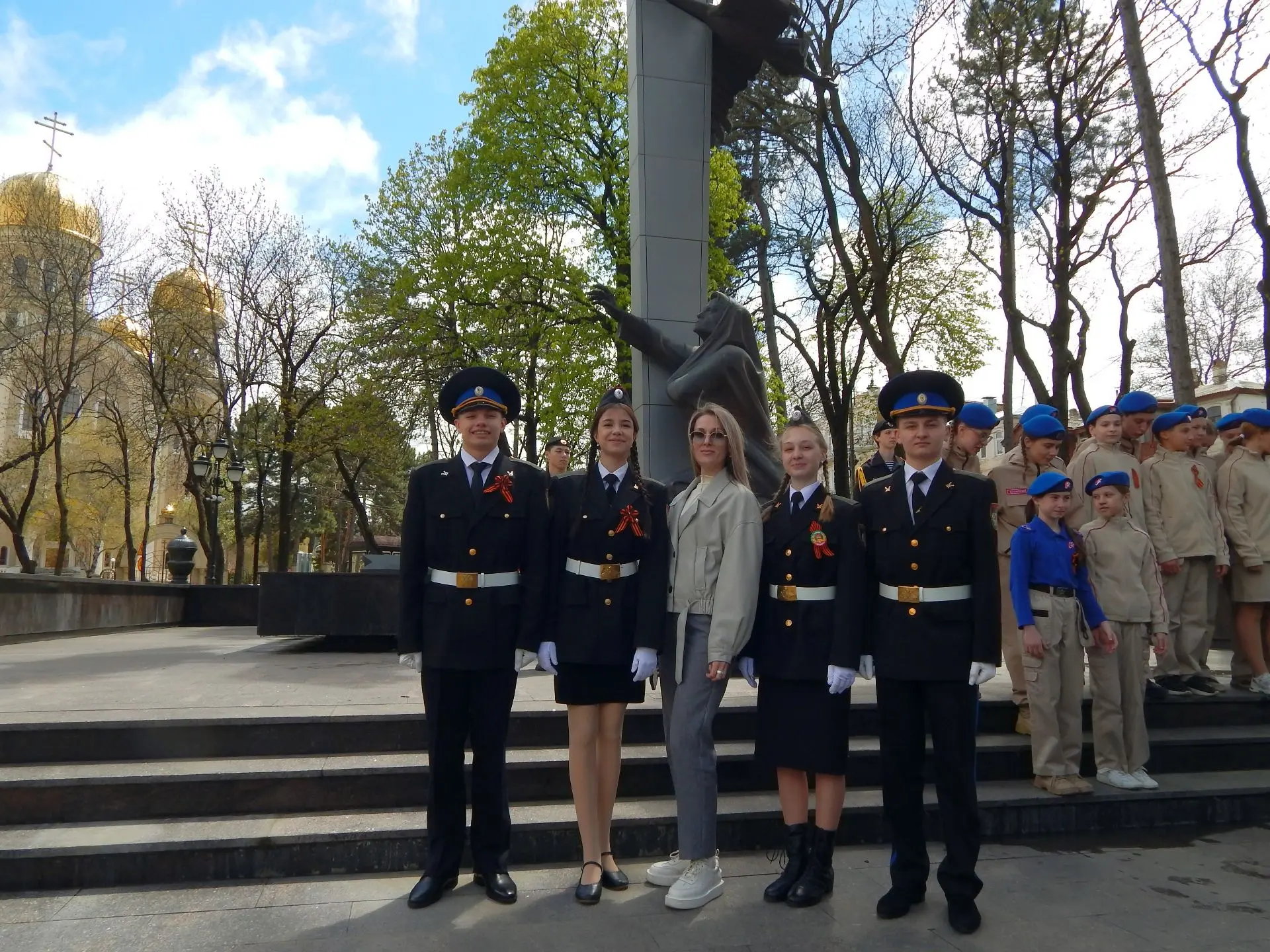 В Кисловодске у Вечного Огня мемориального комплекса «Журавли» сегодня прошла торжестве...