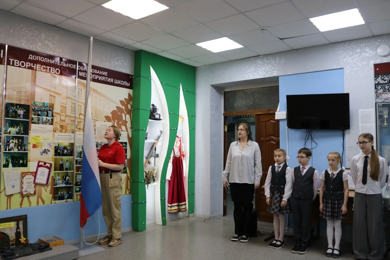 Чтим Героев Отечества! 🇷🇺    Сегодня, 8 декабря, наша еженедельная торжественная церемония поднятия 