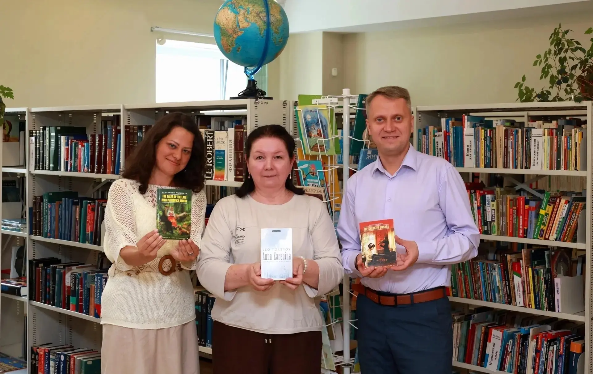 📚 Карелия подарила книги иностранным участникам Международного фестиваля молодежи-2026
