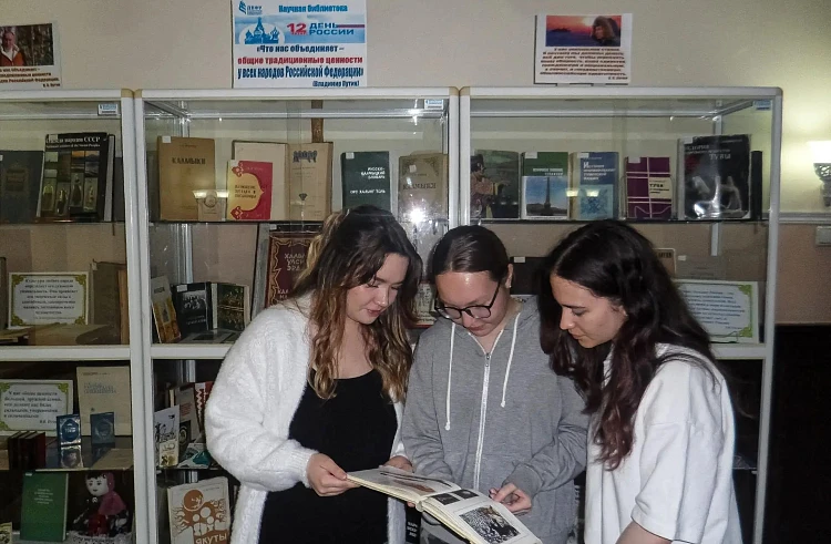 Выставка раритетных книг о культуре народов России открылась в ДВФУ