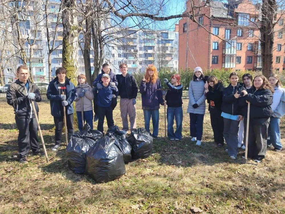 🍂 Вторая неделя «Кубка чистоты» позади!  Грабли не смолкали, мешки наполнялись, а школьный двор заме